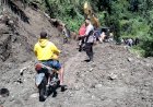 Personil-Polsek-Alor-Barat-Daya-Lakukan-Pemantauan-Pada-Jalan-yang-Tertimbun-Tanah-Longsor