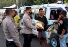 Pasca-Kenaikan-Harga-BBM-Kapolres-Alor-Memberikan-Bansos-ke-Sejumlah-Pegemudi-Angkot