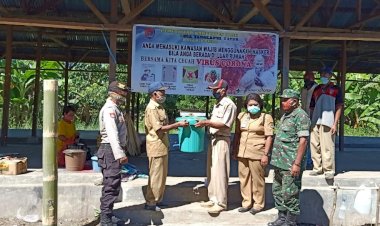Tim-Gugus-Percepatan-Penganan-Covid-19-Kecamatan-Altim-Bagikan-Masker-Kepada-Masyarakat
