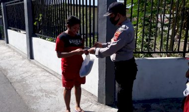 Pencegahan-Penyebaran-covid---19,-Satbinmas-Polres-Alor-Bagi-Masker-Geratis