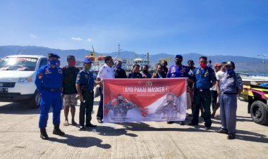 Satpolair-Polres-Alor-Bersama-Kepala-KSOP-Kalabahi-Bagikan-Masker-Kepada-Masyarakat