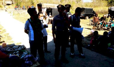 Polsek-Alor-Timur-Bersama-Puskesmas-Membagikan-Masker-Gratis