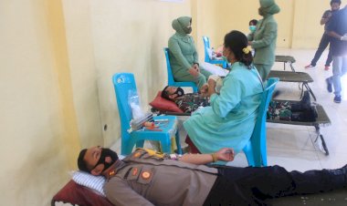Kapolres-Alor-Ikut-Berpartisipasi-Donor-Darah-Dalam-Rangka-Peringatan-HUT-TNI-Ke--75-Tahun-Di-Kodim-1622-Alor