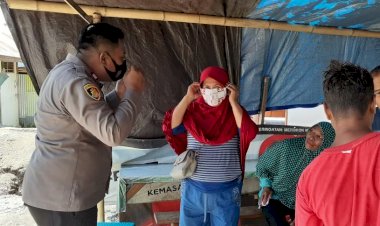 Pembagian-Masker-Gratis-Kepada-Warga-Oleh-Binmas-Polres-Alor