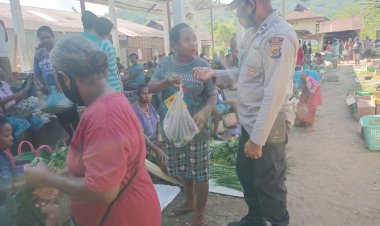 Patroli-Pasar,-Personil-Polsek-Alor-Selatan-Sampaikan-Pesan-Kamtibmas-Ke-Pedagang