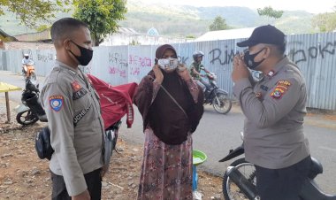 Polres-Alor-Melalui-Sat-Binmas-Bagikan-Masker-Geratis