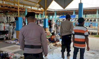 Cegah-Gangguan-Kamtibmas,-Polsek-Alor-Selatan-Melaksanakan-Patroli-dan-Pengamanan-Pasar-Inpres-Apui
