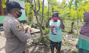 Lagi-Lagi-Sat-Binmas-Polres-Alor-Bagikan-Masker-Geratis-Ke-Warga-Sekitar