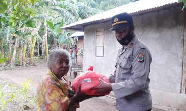 Kapolsek-Alor-Barat-Laut-Salurkan-Bantuan-Sosial-Beras-Polri-pada-Masyarakat-Terdampak-Covid---19