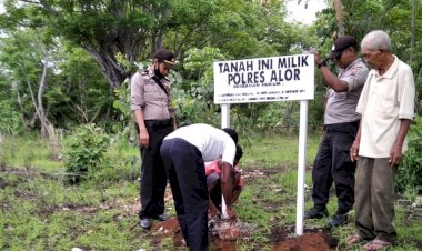 Kapolsek-Pantar-Barat-Bersama-Kepala-Desa-Lamma-Lakukan-Pemasangan-Papan-Tanda-Tanah-Milik-Polres-Alor