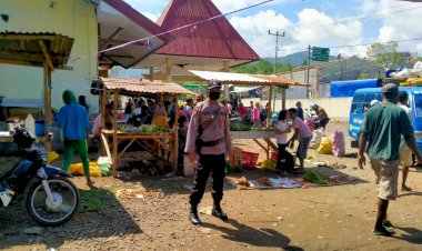 Berikan-Rasa-Aman,-Personel-Polsek-Alor-Timur-Laut-Laksanakan-Pam-Pasar