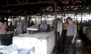 Berikan-Rasa-Aman,-Anggota-Polsek-Alor-Barat-Daya-Polres-Alor-Laksanakan-Pam-Pasar