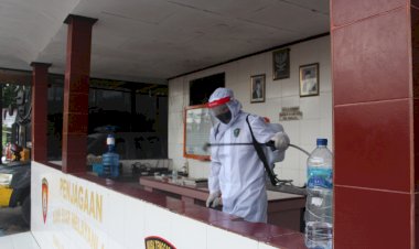 Cegah-penyebaran-Covid-19,-Urkes-Polres-Alor-Laksanakan-Penyemprotan-Disinfektan-di-Mapolres-Alor