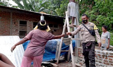 Spontan,-Aksi-Bhabinkamtibmas-Desa-Nurbenlelang-Bantu-Warga-Saat-Lakukan-Sambang-di-Desa