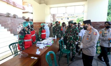 Cek-Penegakan-Prokes,-Panglima-TNI-Dan-Kapolri-Kelilingi-Dua-Pasar-Di-Bali