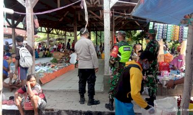 Sampaikan-imbauan-untuk-Taat-Prokes,-Polsek-Alor-Timur-Laksanakan-Patroli-Dialogis-Di-Pasar