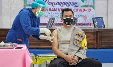 Kondisi-Tubuh-Tetap-FIT-Kapolres-Alor-Terima-Suntikan-Vaksin-Sinovac-Tahap-Ke-II