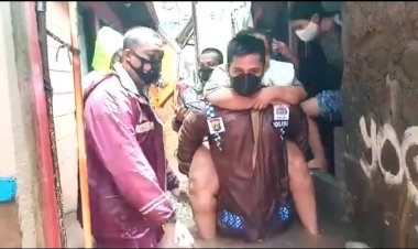 Kisah-Heroik-Kapolsek-Mengevakuasi-Korban-Banjir,-Digendong-hingga-Didorong-Gerobak