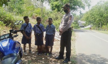 Peduli-Anak-Sekolah,-Kanit-Binmas-Berikan-Himbauan-Prokes-dan-Pesan-Kamtibmas