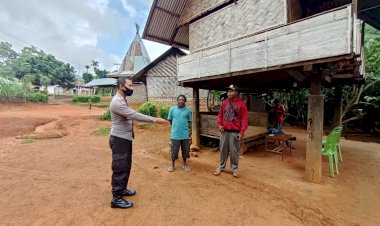 Kanit-Binmas-Polsek-Alsel-Laksanakan-Sambang-Dan-Berikan-Himbauan-Prokes