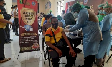 Polda-NTT-Gelar-Vaksinasi-Covid-19-Tahap-I-Kepada-Personel-Ditsamapta-dan-Satbrimob