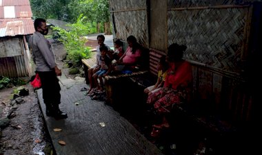 Bhabinkamtibmas-Teluk-Mutiara-Melakukan-Sambang-Desa-Binaan-Di-Desa-Lendola