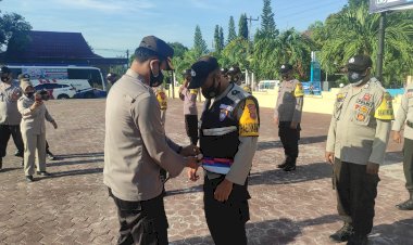 Kapolres-Alor-Bagikan-Rompi-dan-Jaket-Khusus--Untuk-Bhabinkamtibmas