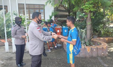 Sat-Binmas-Poles-Alor-Bagikan-Masker-Gratis-Kepada-Para-Pelajar