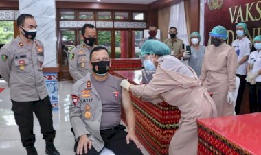Jalani-Vaksinasi,-Kapolda-NTT-Ingin-Memberi-Contoh-Pada-Personel-Polri-serta-Masyarakat-Bahwa-Vaksin-Aman-dan-Halal
