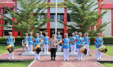 Kapolda-NTT-Serahkan-Seragam-Baru-Untuk-Personel-Korps-Musik-Polda-NTT