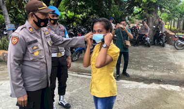 Sat-Binmas-Polres-Alor-Bagikan-Masker-Gratis-di-Seputaran-Gereja-Katolik