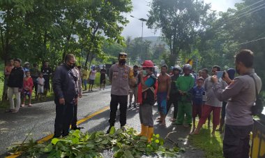 Kapolres-Alor-Tinjau-Jembatan-Benlelang-yang-Retak-Akibat-Banjir
