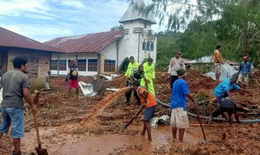 Tim-Siaga-Bencana-Alam-Polres-Alor-Lakukan-Pencarian-Korban-Hilang-Akibat-Tanah-Longsor