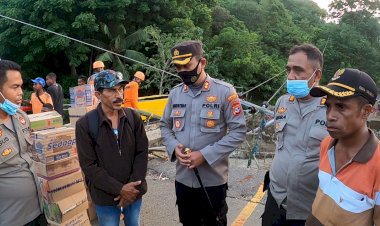 Bantuan-Sembako-dari-Kapolri-Langsung-di-Distribusikan-Kepada-Posko-Darurat-Bencana-Alam-oleh-Kapolres-Alor