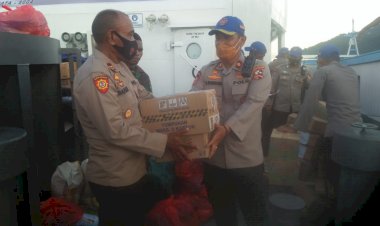 KP.-Bharata-Korps-Polairud--Baharkam-Polri-Bantu-Distribusi-Bantuan-Ke-Pantar
