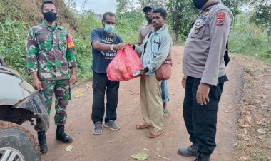 Personil-Polres-Alor-Bantu-Salurkan-Bantuan-Sembako-Dari-Presiden-RI-Untuk-Korban-Bencana-Alam