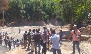 Sinergitas-TNI-Polri-Dan-Warga-Dalam-Pembuatan-Jembatan-yang-Rusak-Akibat-Bencana-Alam