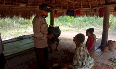 Polri-Peduli-Bencana-Alor-–-NTT,-Kapolsek-Altim-Salurkan-Bantuan-Sembako-dari-Kapolri