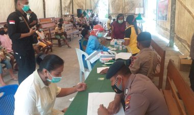 Polres-Alor-bersama-Instansi-Terkait-Lakukan-Pengobatan-Gratis-Dan-Rapid-Antigen-Kepada-Korban-Bencana-Alam