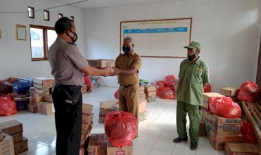 Kapolsek-Alsel-Salurkan-Bansos-Polri-dan-Bhayangkari