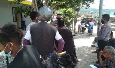 Himbauan-Tidak-Mudik-dan-Prokes-Oleh-Sat-Binmas-Polres-Alor-di-Area-Pelabuhan-Kabalahi