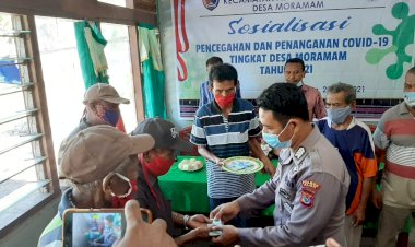 Lakukan-Pengawasan-Penyaluran-BLT-Dana-Desa,-Kanit-Binmas-Polsek-Abad-Dampingi-Kepala-Desa-Dalam-Proses-penyaluran
