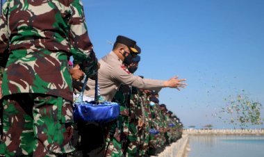 Kunjungi-Lantamal-VII,-Kapolda-NTT-Beri-Penghormatan-Khusus-dan-Tabur-Bunga-Kepada-53-Awak-Kapal-Selam-KRI-Nanggala-402