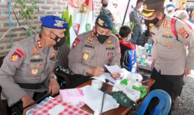 Anggota-Brimob-Bersama-Polair-Disiagakan-di-Lokasi-Bencana-di-NTT-Hingga-Kondisi-Pulih