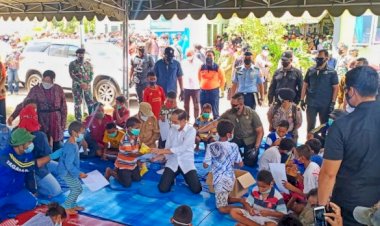 Presiden-Kunjungi-Desa-Amakaka,-Salah-Satu-Wilayah-Terdampak-Bencana-Siklon-Tropis-Seroja-di-NTT