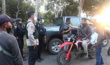 Kapolres-Alor-Pimpin-Langsung-Tim-Pencarian-Pelaku-Pengerusakan-Mobil-Ambulance