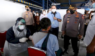 Tinjau-Vaksinasi-Buruh,-Kapolri-Minta-Buruh-Terus-Kawal-Program-Pemerintah-Wujudkan-Herd-Immunity