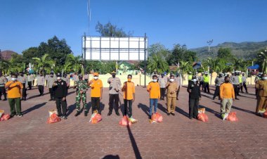 Polres-Alor-Salurkan-Bantuan-Sembako-Kepada-Relawan-Covid-–-19.