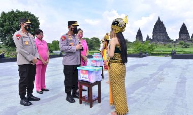 Kapolri-Serahkan-Bansos-ke-Pekerja-Seni-di-Yogyakarta-yang-Terdampak-Pandemi-Covid-19