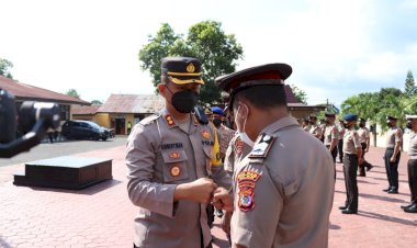 Kapolres-Pimpin-Upacara-Korps-Raport-Kenaikan-Pangkat-32-Personel-Polres-Alor